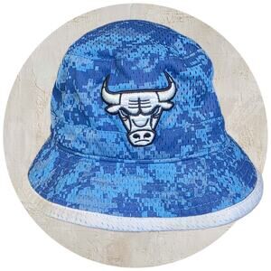 Mitchell & Ness NBA Chicago BULLS Large/X-Large Flexfit Blue Camo Bucket Hat